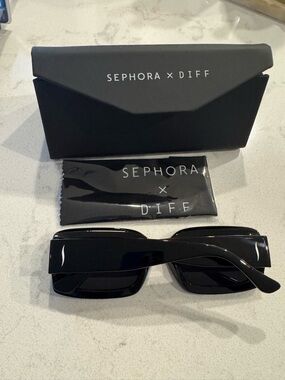 Diff Eyewear Black Rectangular Sunglasses with Sephora Case